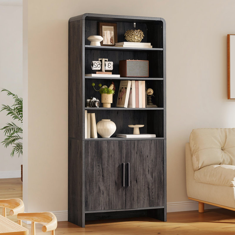 Bibliothèque moderne en grain de bois avec portes cannelées et tablettes de rangement ouvertes, noir, Noir
