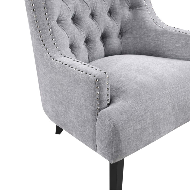 Chaise d'appoint moderne et moderne avec revêtement en chenille, conception capitonnée et structure en bois massif pour un décor de salon élégant.