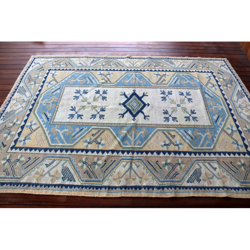 Tapis turc en laine tissé à la main en bleu et beige avec des motifs uniques et des couleurs neutres douces pour n'importe quelle pièce