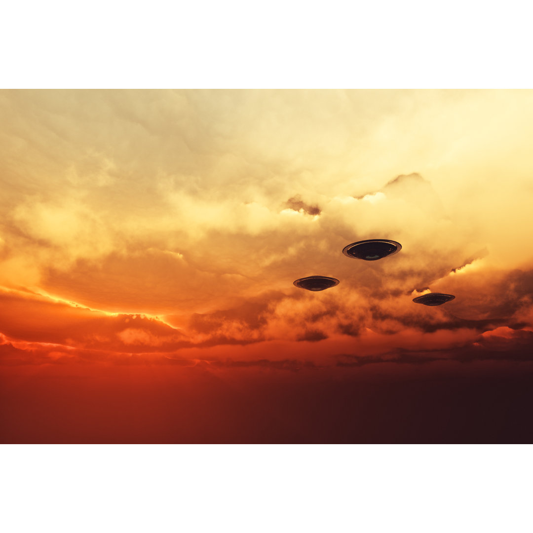 Ufos fliegen bei Sonnenuntergang von Gremlin - Leinwandbild