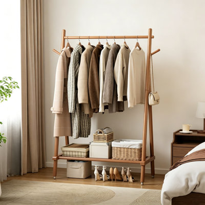 Le support à vêtements en bois massif avec tablettes, le porte-vêtements robuste à roulettes, le placard à roulettes portatif peut supporter 350 lb pour la chambre à coucher et le vestibule
