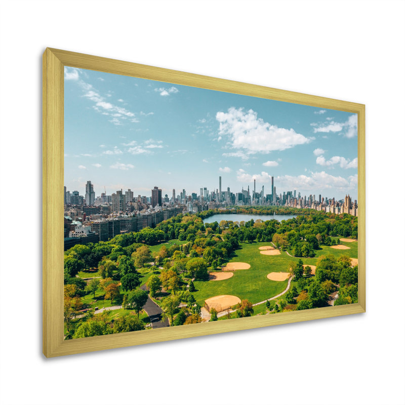 «Futuristic Golf in Central Park», reproduction sur toile, H 34 po x l 44 po x P 1,5 po, Encadrement doré