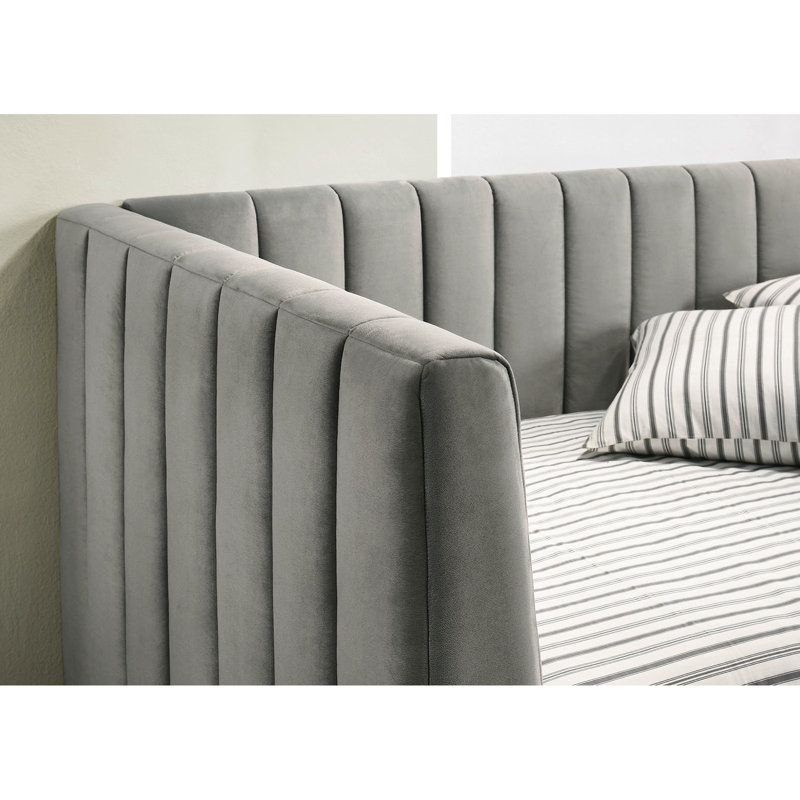 Lit de jour gris avec sièges contemporains, pieds en métal doré et capitonnage à canaux, profondeur de 80,57 po, pieds de capitonnage avec assise de matelas, hauteur de 32,24 po, sensation douillette
