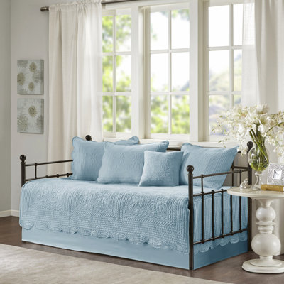 Reversible Daybed Cover - 6 Piece With Scalloped Edge, Comfort For Sized Mattress And Complete Of Stylish Decorative Items In Fits Comes Pillow