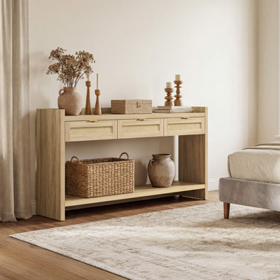 Console en rotin naturel de 60 po avec 3 tiroirs et une tablette ouverte, table d'entrée de style campagne moderne avec rebord surélevé antidérapant et pieds réglables pour le salon, le couloir et la chambre à coucher