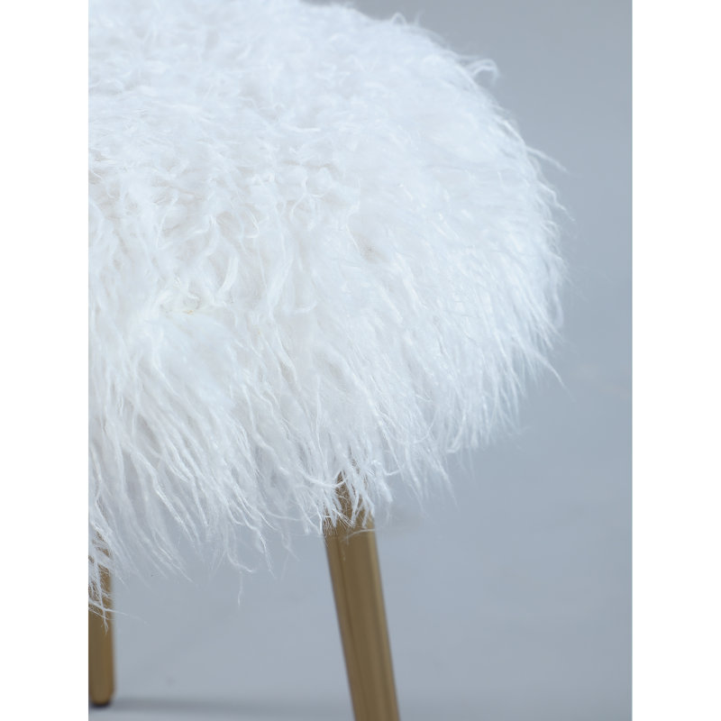 Fausse fourrure blanche saillante avec pattes dorées et pattes dorées évasées