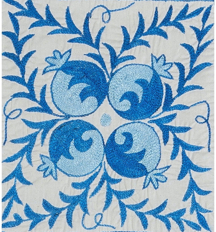 Housse de coussin en soie brodée à la main New Silk New, housse de coussin en dentelle décorative crème et bleue. 18 x 19 po