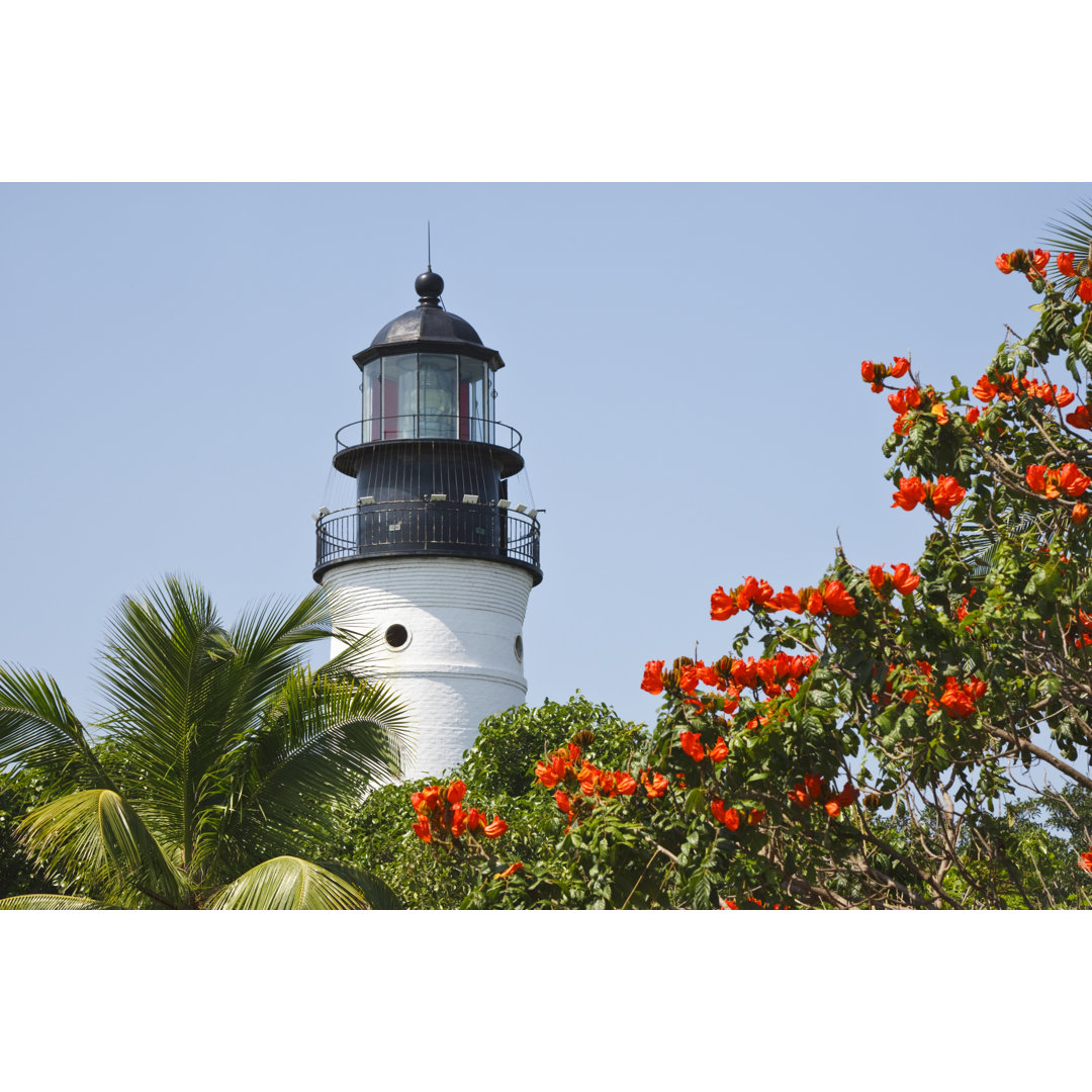 Key West Lighthouse On A Clear Day von Ideeone - Kunstdrucke ohne Rahmen auf Leinwand