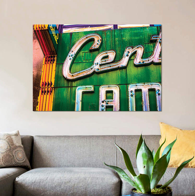 « central camera », art textuel sur toile, H 8 po x l 12 po x P 0,75 po