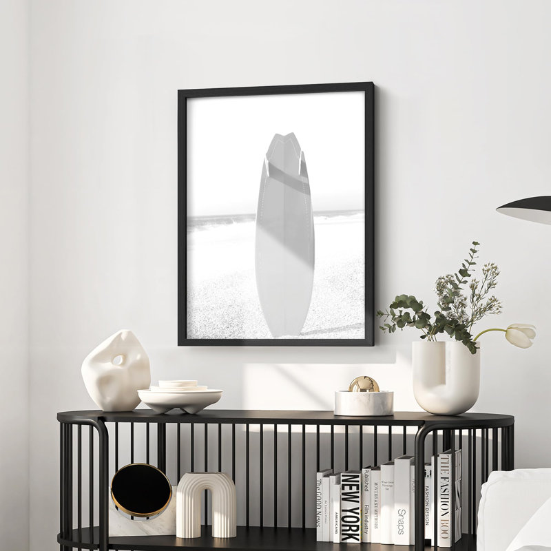 Illustration d'une petite planche de surf nautique noire et blanche sur une plage tropicale, H 14 po x l 11 po, Blanc