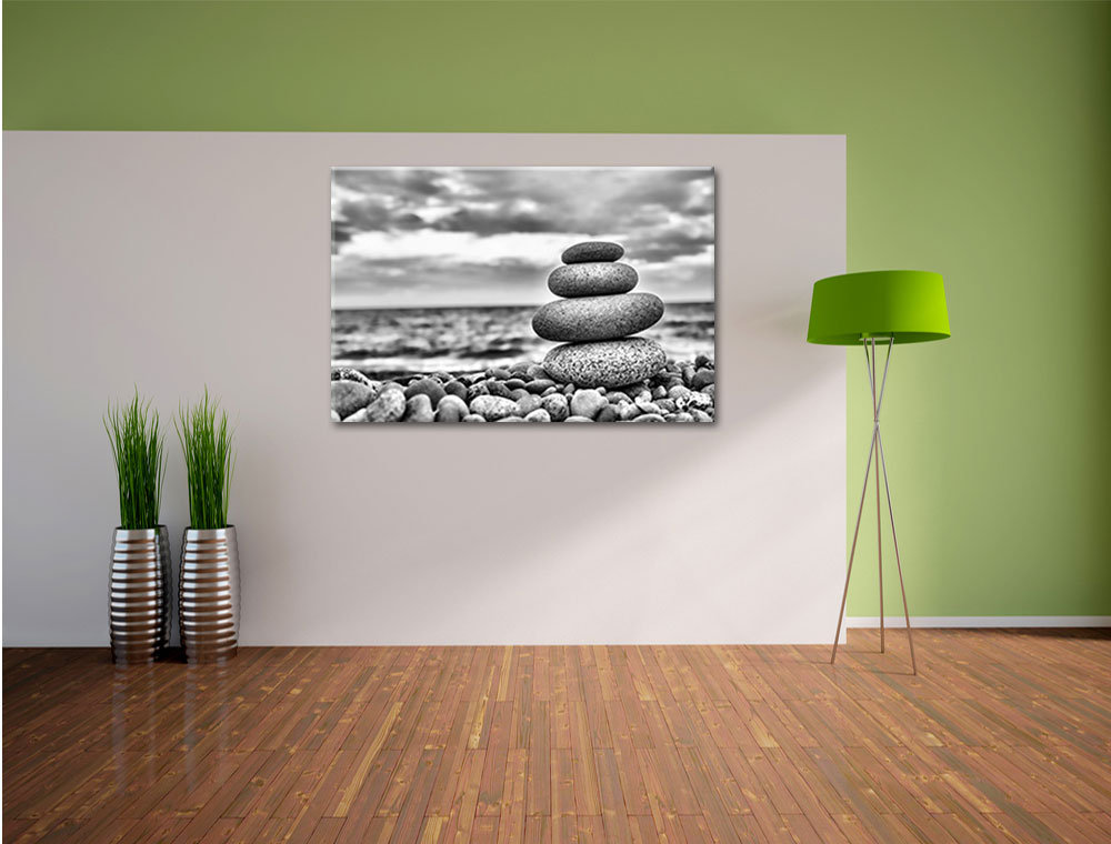 Leinwandbild Steinturm am Strand in Monochrom