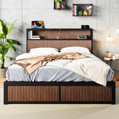 Structure de grand lit, bois franc d'ingénierie brun, structure en acier renforcé, tiroirs de rangement, douille dans la tête de lit, taille de chambre à coucher avec grand motif surélevé, quatre tiroirs et chic idéal pour