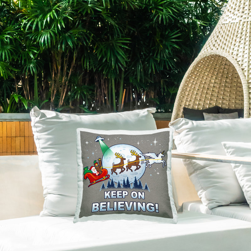 Oreiller imprimé «Keep on Believing Holiday» par Jedco Brands, Inc.