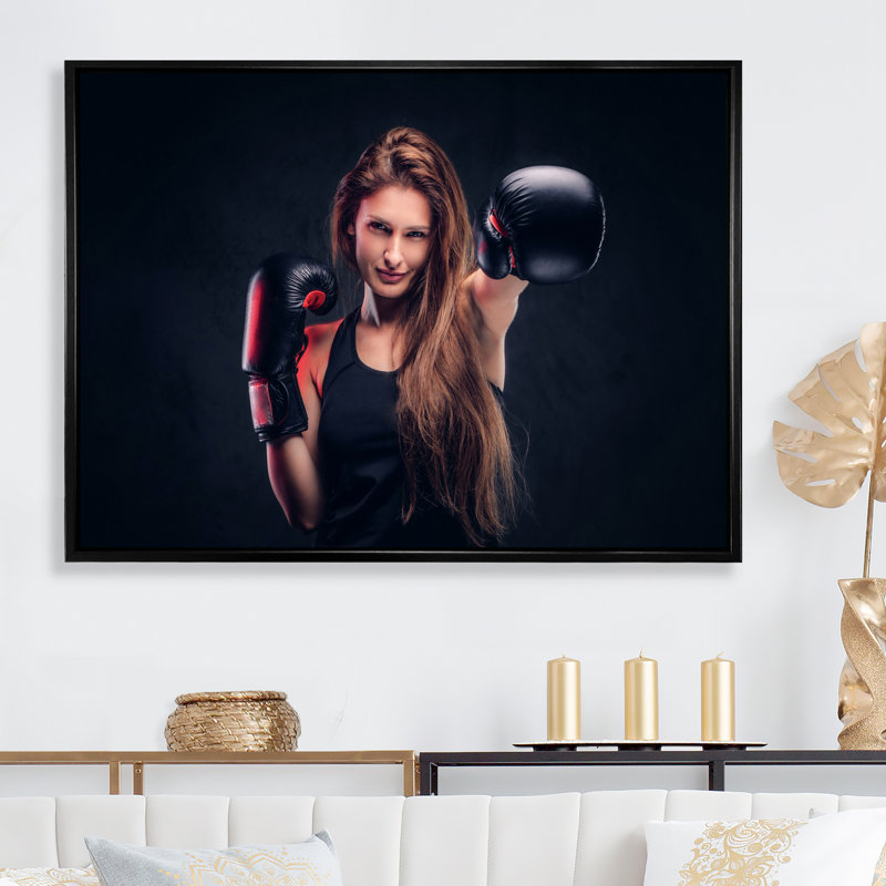 Belle femme portant des gants de boxe sur toile, H 16 po x l 32 po x P 1 po, Cadre flottant noir