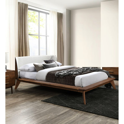 Structure de lit grand en noyer massif avec tête de lit à oreilles en tissu, pieds inclinés fuselés, lit de style moderne Mid-Century, prêt pour un matelas, plateforme