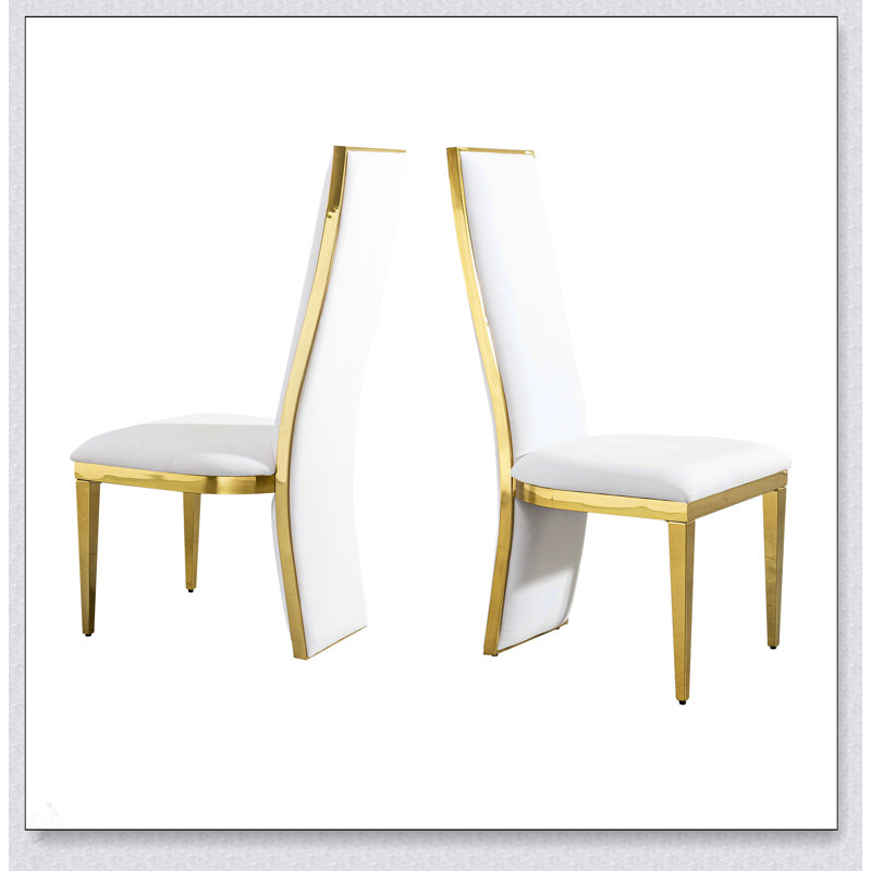 Ensemble de table de salle à manger élégant en acier inoxydable doré avec chaises en tissu blanc, parfait pour les intérieurs contemporains et les petits espaces.