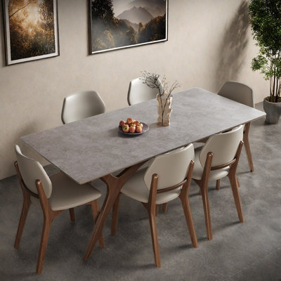 Table et chaise de salle à manger chaleureuse et simple