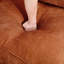 Chenille orange à 3 places avec repose-pieds, fonction de rangement modulaire, accoudoir en forme de croissant et, modulaire, tiroir sous chaque siège, ligne épurée-427369067
