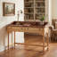 Bureau d'écriture en bois avec pieds de canette tournés et tiroirs de rangement