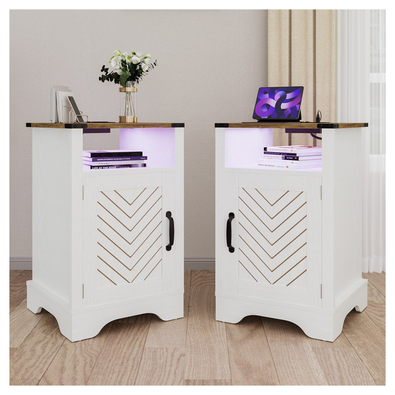Table de chevet à DEL avec station de charge Farmhouse, table de chevet blanche rustique avec armoire de rangement et tablette, table de bout moderne pour la chambre à coucher