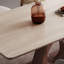 Table élégante avec plateau de qualité et pieds créatifs.-750429841