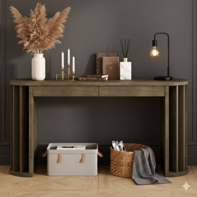 Console de 59 pouces de long avec plateau en placage de chêne et pieds de table à nervures verticales. Une table de canapé minimaliste avec deux tiroirs, parfaite pour les entrées, les couloirs et les salons.