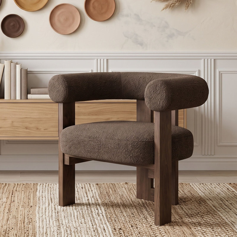 Fauteuil d'appoint moderne en bois rembourré, avec accoudoirs arrondis, dossier incurvé et piètement à trois pieds.