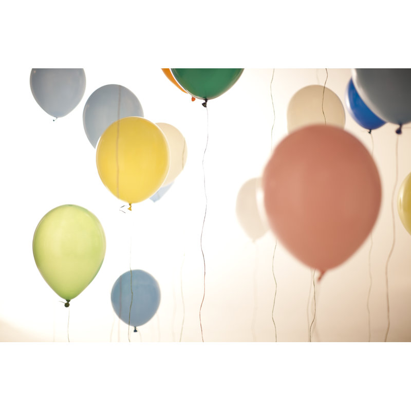 Ballons multicolores flottant par Marconofri, H 32 po x l 48 po