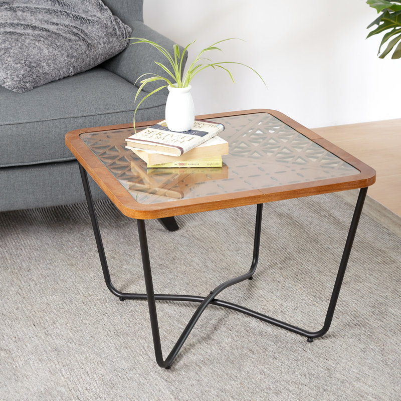 Table basse contemporaine avec un design géométrique artistique, une base en métal robuste et un cadre carré en verre trempé noir facile à entretenir pour un look