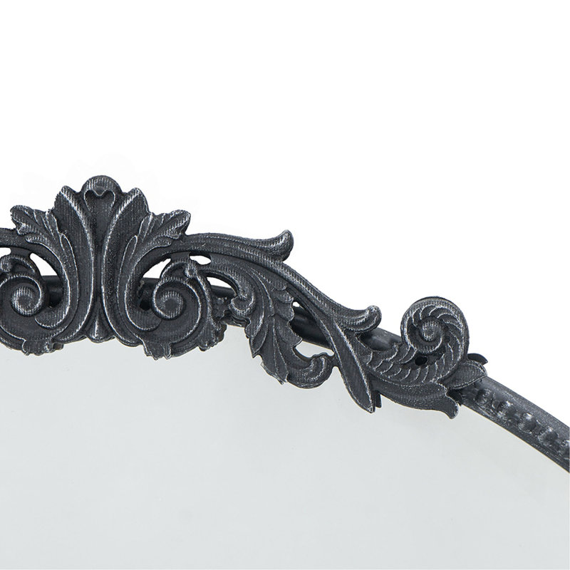 Miroir de conception classique avec forme ronde et cadre d'inspiration baroque pour la salle de bain, console de vestibule posée contre le mur
