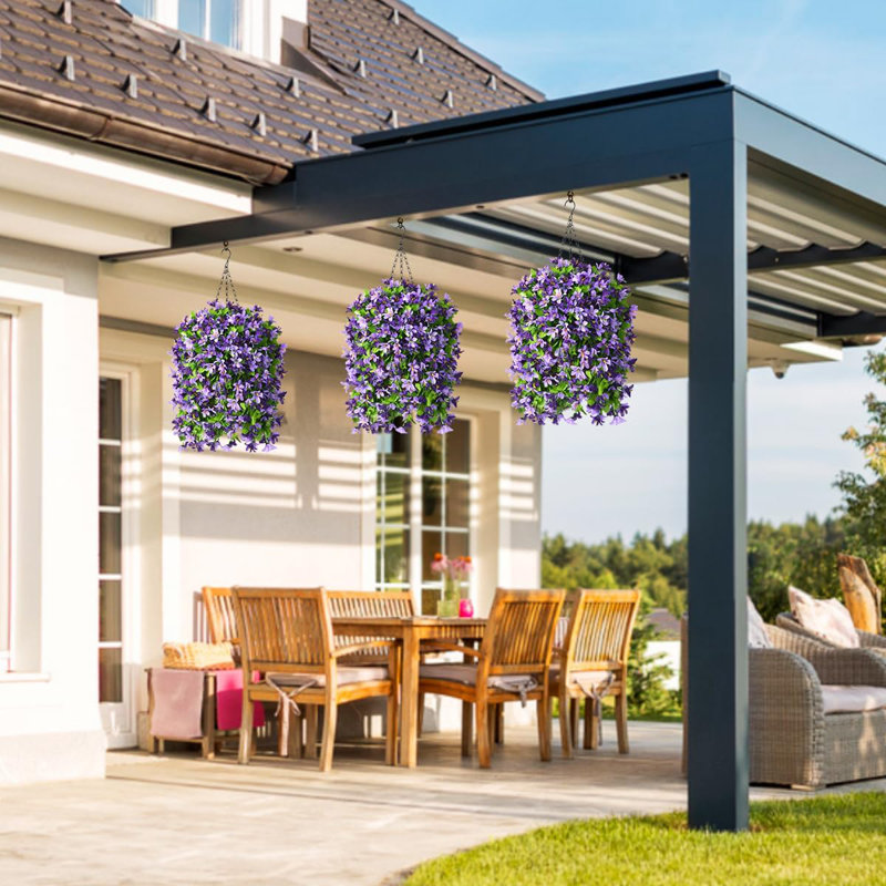 Fleurs suspendues artificielles dans un panier