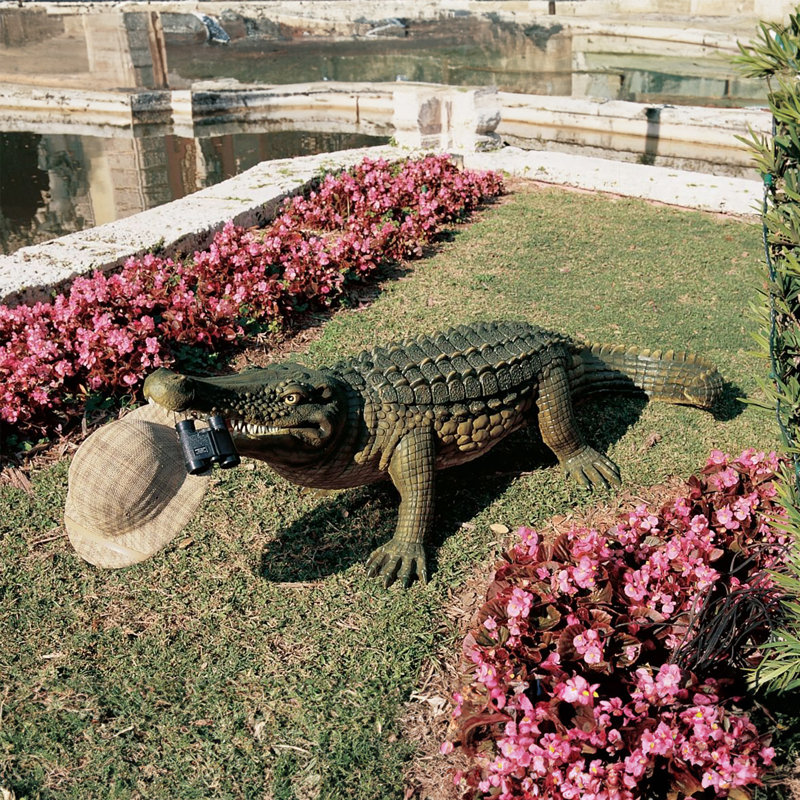 Statue gargantuan jardin gator