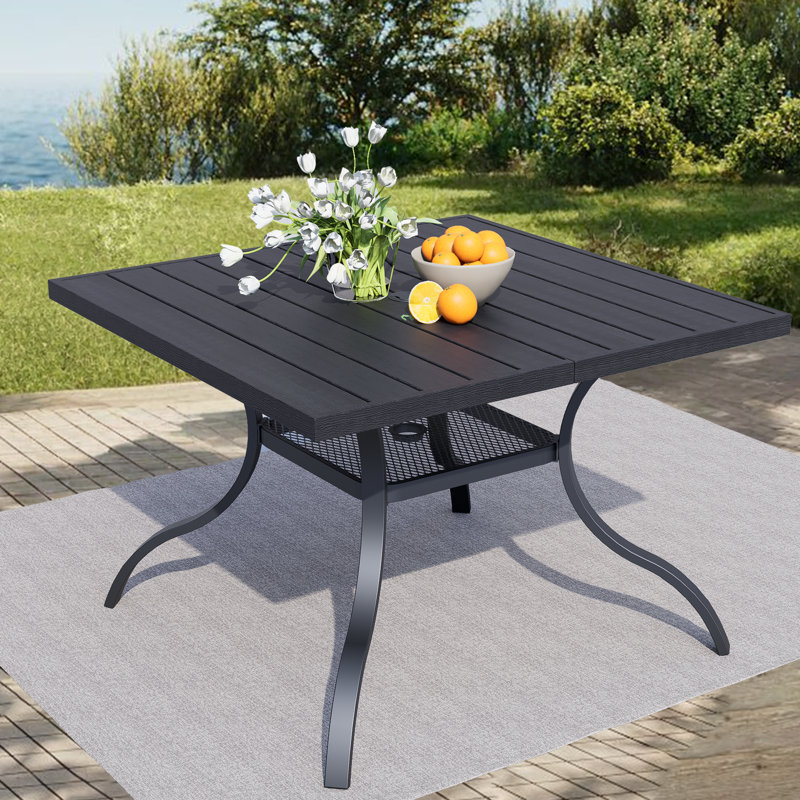 Table de salle à manger 4 places, table de patio avec plateau en bois-plastique, table d'extérieur avec trou de parasol réglable pour la véranda de jardin