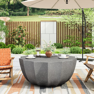 Table basse de patio en ciment 35,24 po - pour le jardin. Gris, solide et facile à nettoyer, capacité de 220 lb, pour l'extérieur. Matériaux simples, soutenus