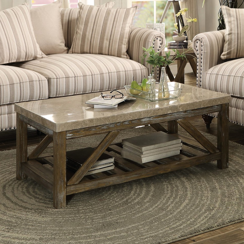 Table basse industrielle avec plateau en marbre et base en bois