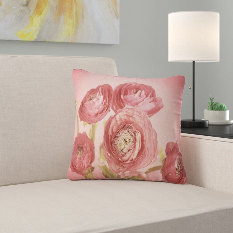 Bouquet de fleurs de renoncule sur fond rose - imprimé floral, 16 po x 1 po, Coussin décoratif