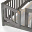 Grand lit plateforme en bois de pin pour enfants avec garde-corps de sécurité et porte d'entrée, grain de bois gris classique