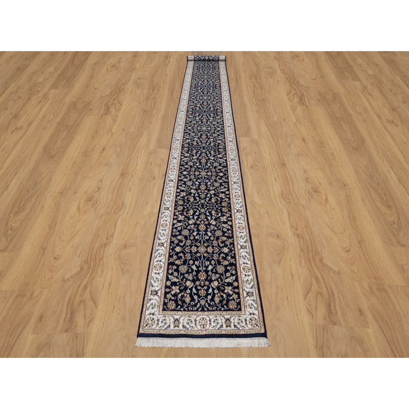 Tapis bleu nuit 2 pi 8 po x 18 pi Nain