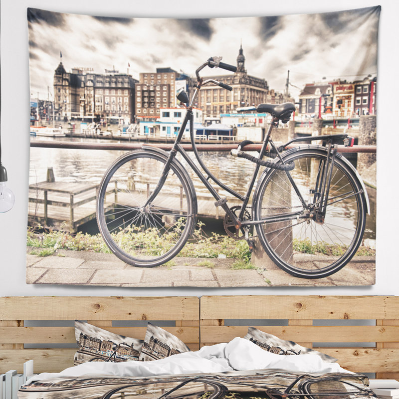 Paysage urbain sur un pont de vélo à Amsterdam, H 32 po x l 39 po