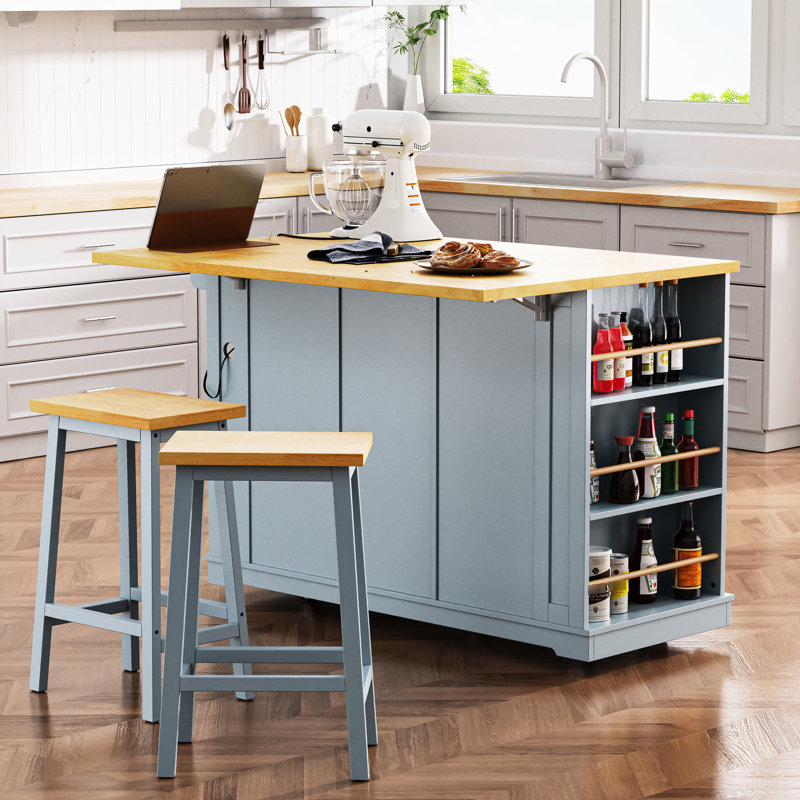 Îlot de cuisine gris-bleu avec 3 tiroirs, abattant et une station de charge intégrée, le long de 2 tabourets de bar de 53 po à 5 roulettes, portes de grange, livré