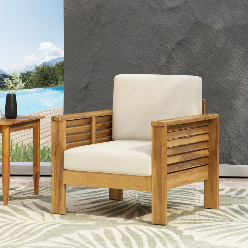  Fauteuil club d'extérieur en bois d'acacia avec coussins, structure en teck et coussins beiges résistants aux intempéries, idéal pour la terrasse, le porche, la cour ou le jardin, finition en bois de teck naturel