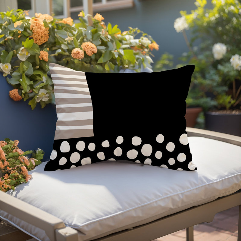 Oreiller rectangulaire réversible intérieur / extérieur Ekon, H 18 po x l 25 po, Noir / blanc cassé