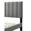 Lit simple dans une boîte avec fonctionnalité - tête de lit gris avec conception et texture rembourrées
