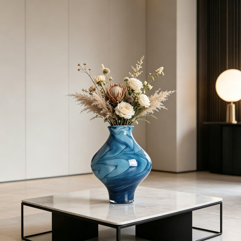 Vase en verre bleu soufflé à la main, vase d'artisan moderne pour la maison et le bureau, pièce maîtresse unique pour table, tablette ou manteau de cheminée