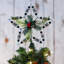 Décoration pour sommet de sapin étoile en rotin avec gui de houx et décorations de baies