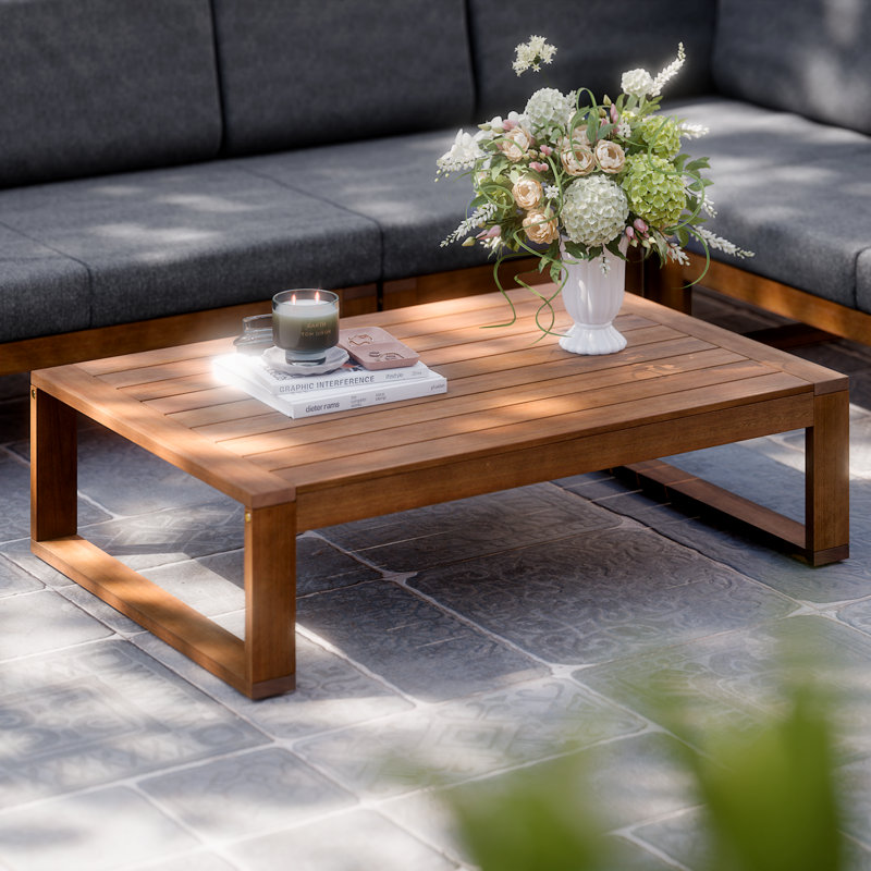Ensemble de conversation d'extérieur en bois d'eucalyptus avec coussins en oléfine et table basse Sereno
