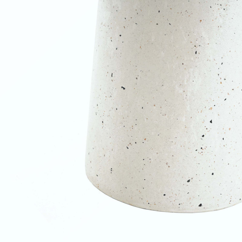 Table d'appoint durable MGO Terrazzo, pour une utilisation intérieure et extérieure avec élégance moderne