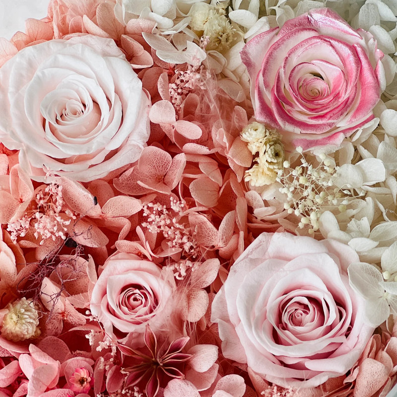Arrangement floral de roses en boîte