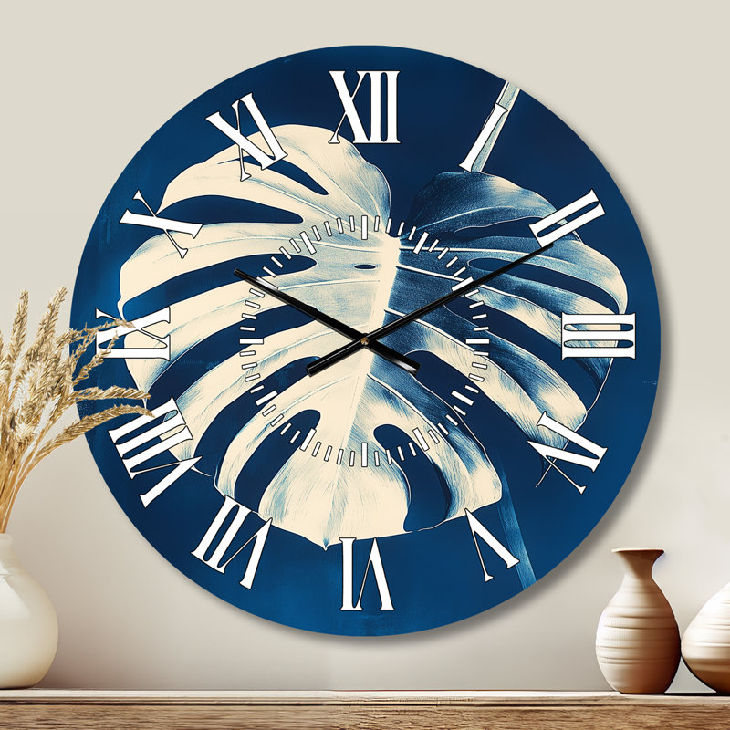 Horloge murale ronde en métal Monstera en bleu prussien, Petit
