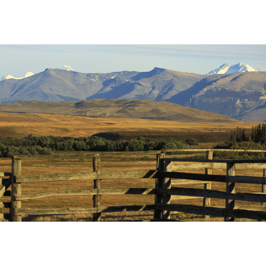 Farmzaun in Patagonien und Berg, Chile - Südamerika von Agustavop - Kunstdrucke